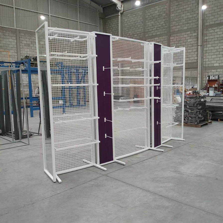 Góndola de exhibición retail — fabricación en planta